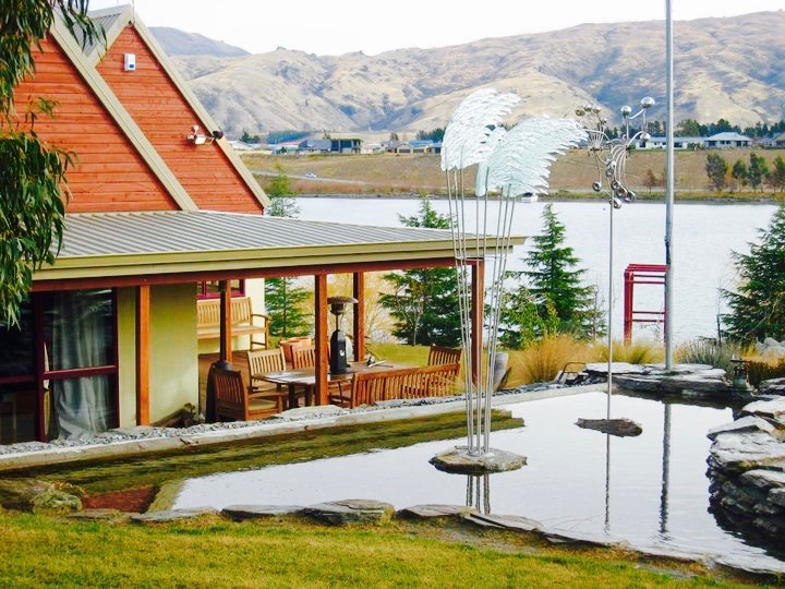 Cornish Point holiday home with Lake Dunstan view